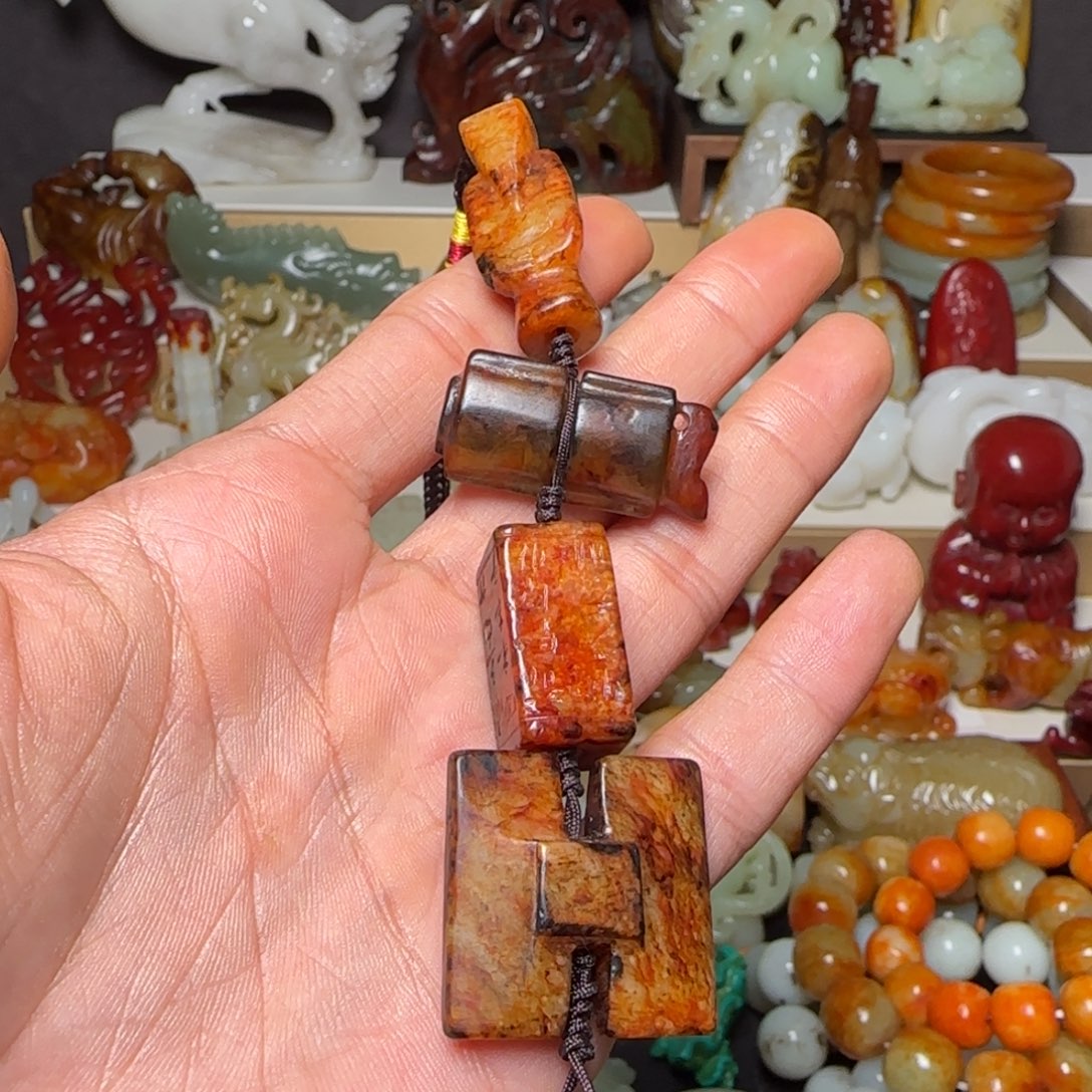 佛***忠和田玉未镶嵌颈饰