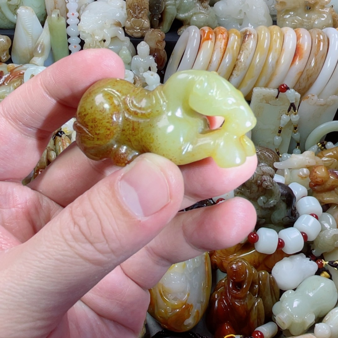 和田玉未镶嵌把件