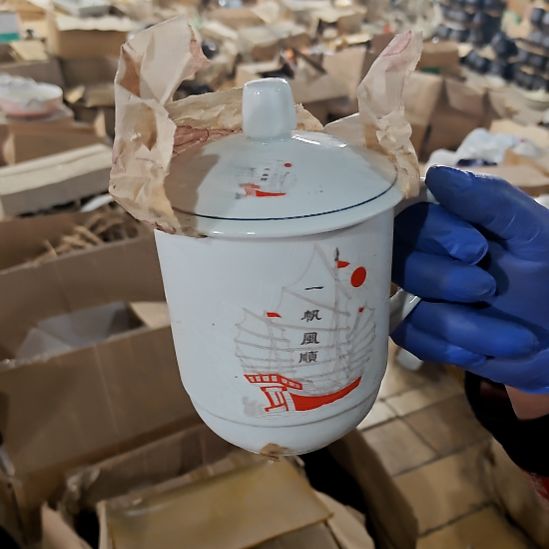 摆件盘子碗茶壶啥都有