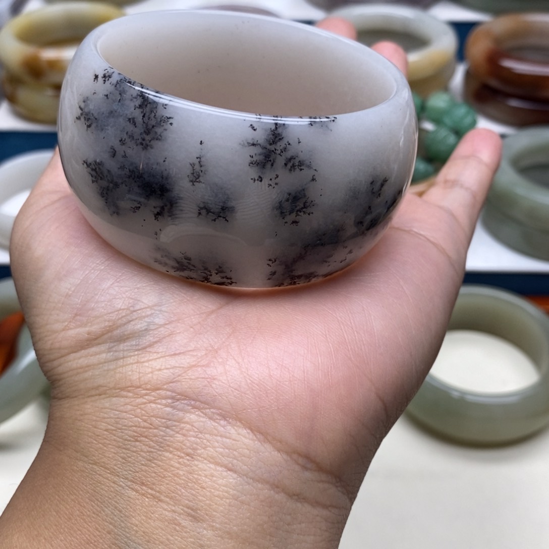 石英质玉手镯未镶嵌?****