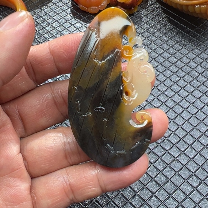 石英质玉（黄龙玉）颈饰未镶嵌