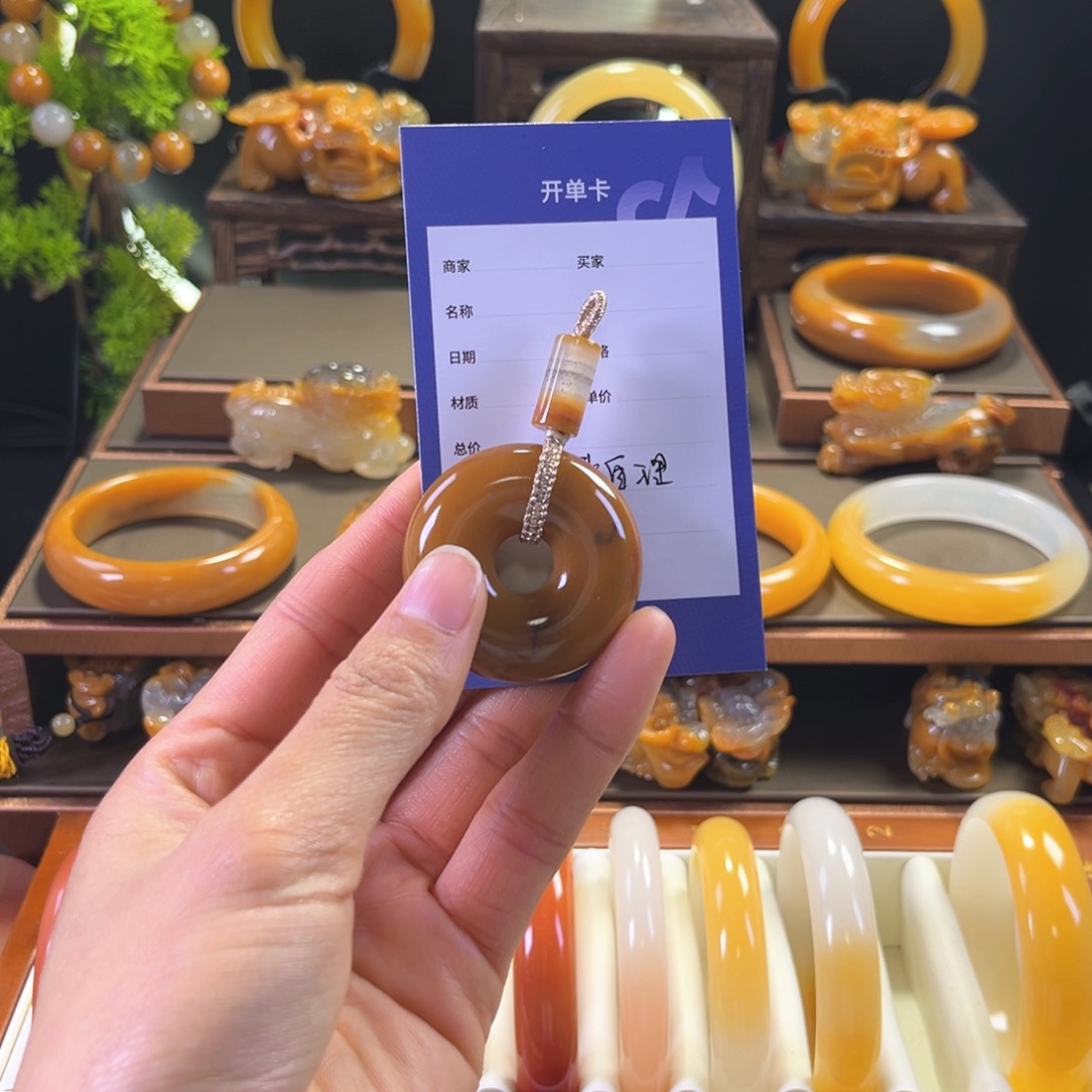 颈饰未镶嵌石英质玉哲*