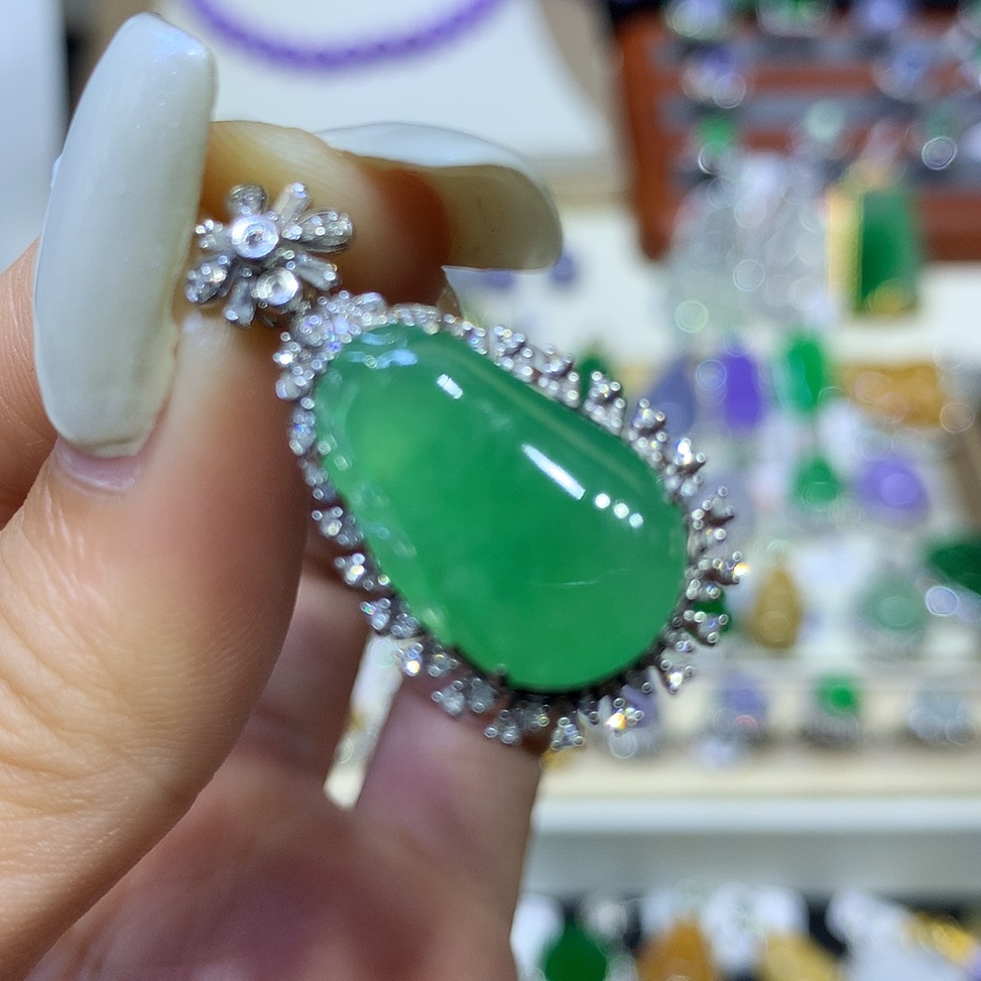 翡翠18K金镶嵌颈饰