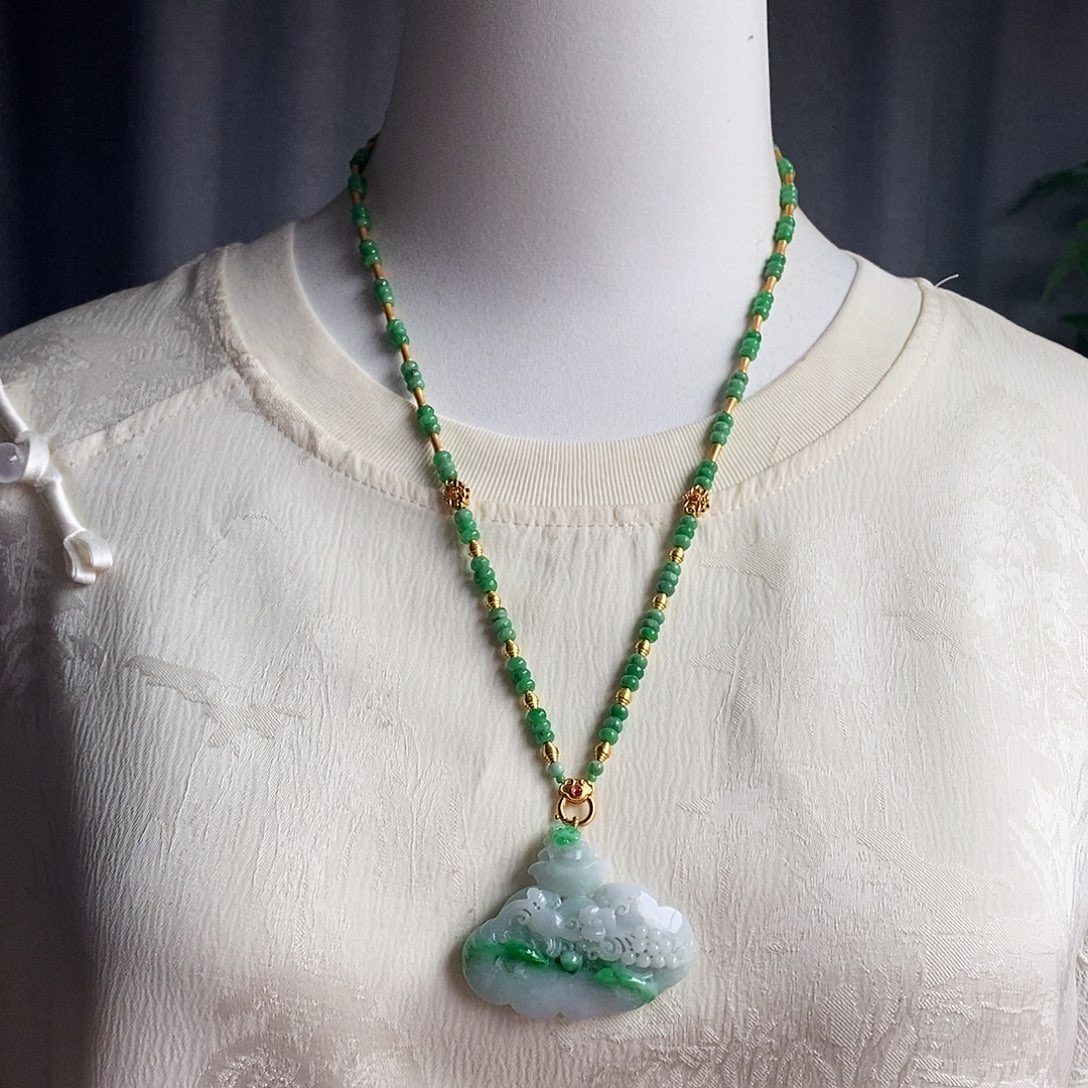 翡翠未镶嵌吊坠(赠链)