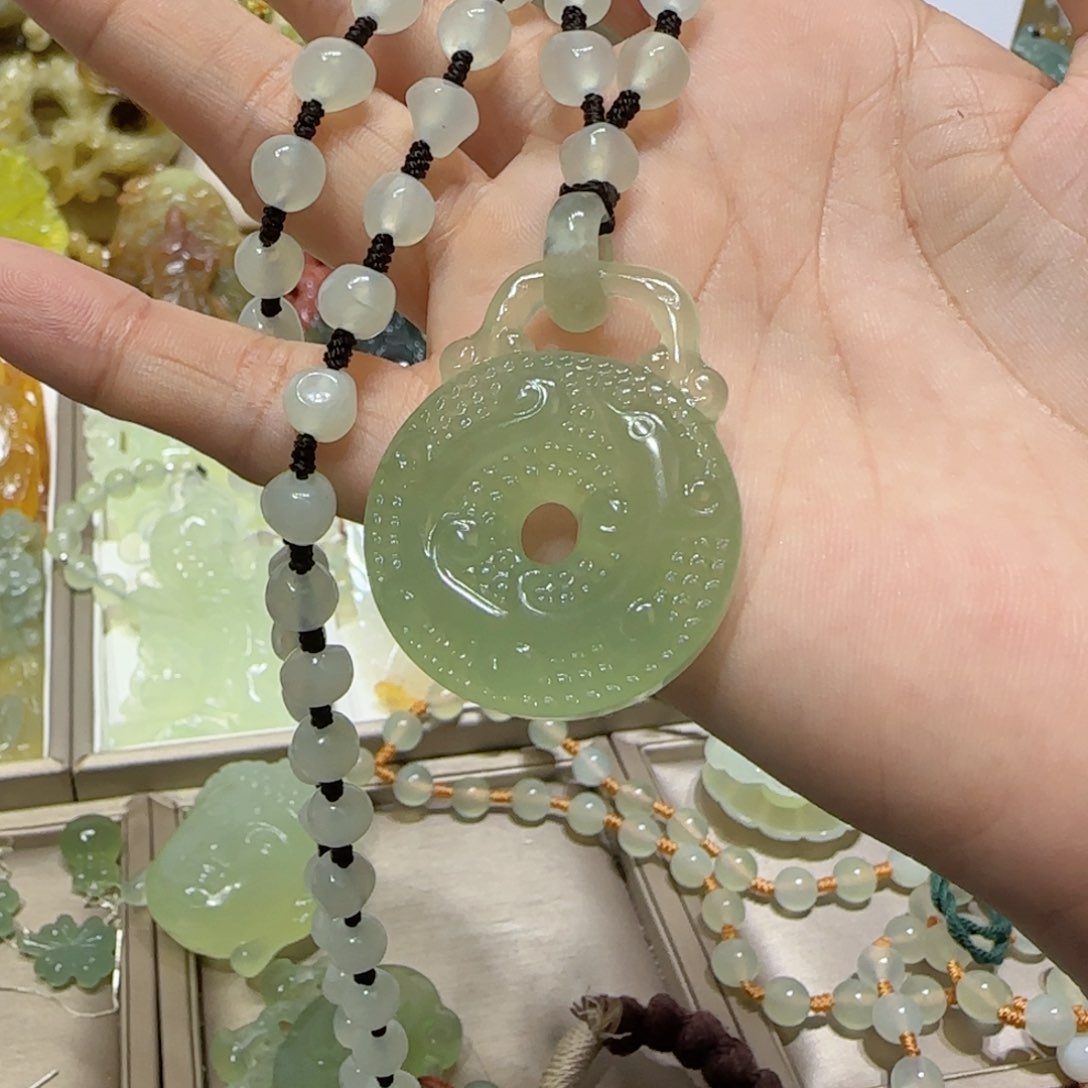 未镶嵌蛇纹石玉吊坠