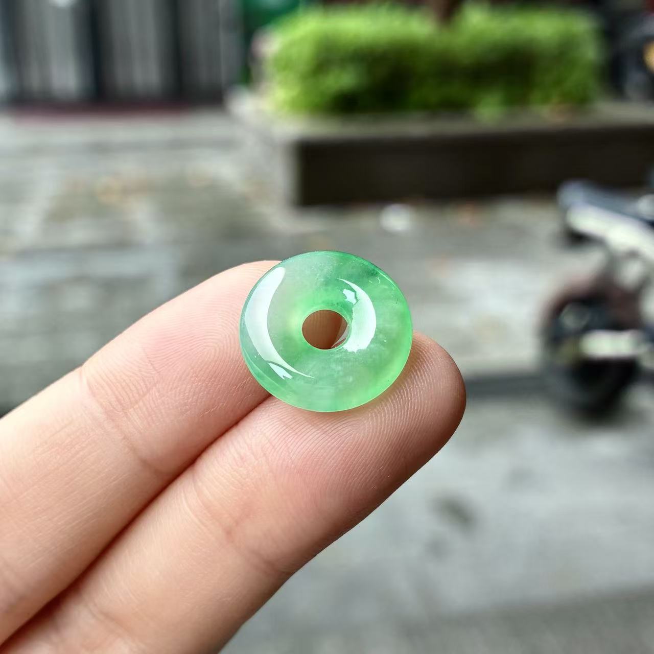 天然a货缅甸翡翠自然光尺寸15.1/3.5冰甜绿甜甜圈吊坠，甜美细腻