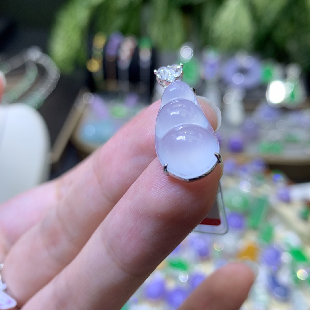 颈饰18K金镶嵌翡翠