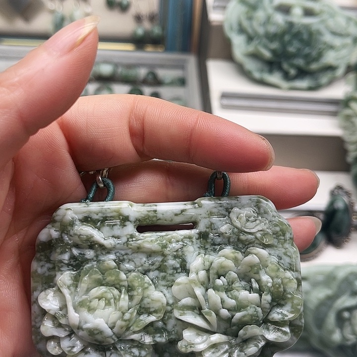 透闪石-蛇纹石玉颈饰未镶嵌用****3