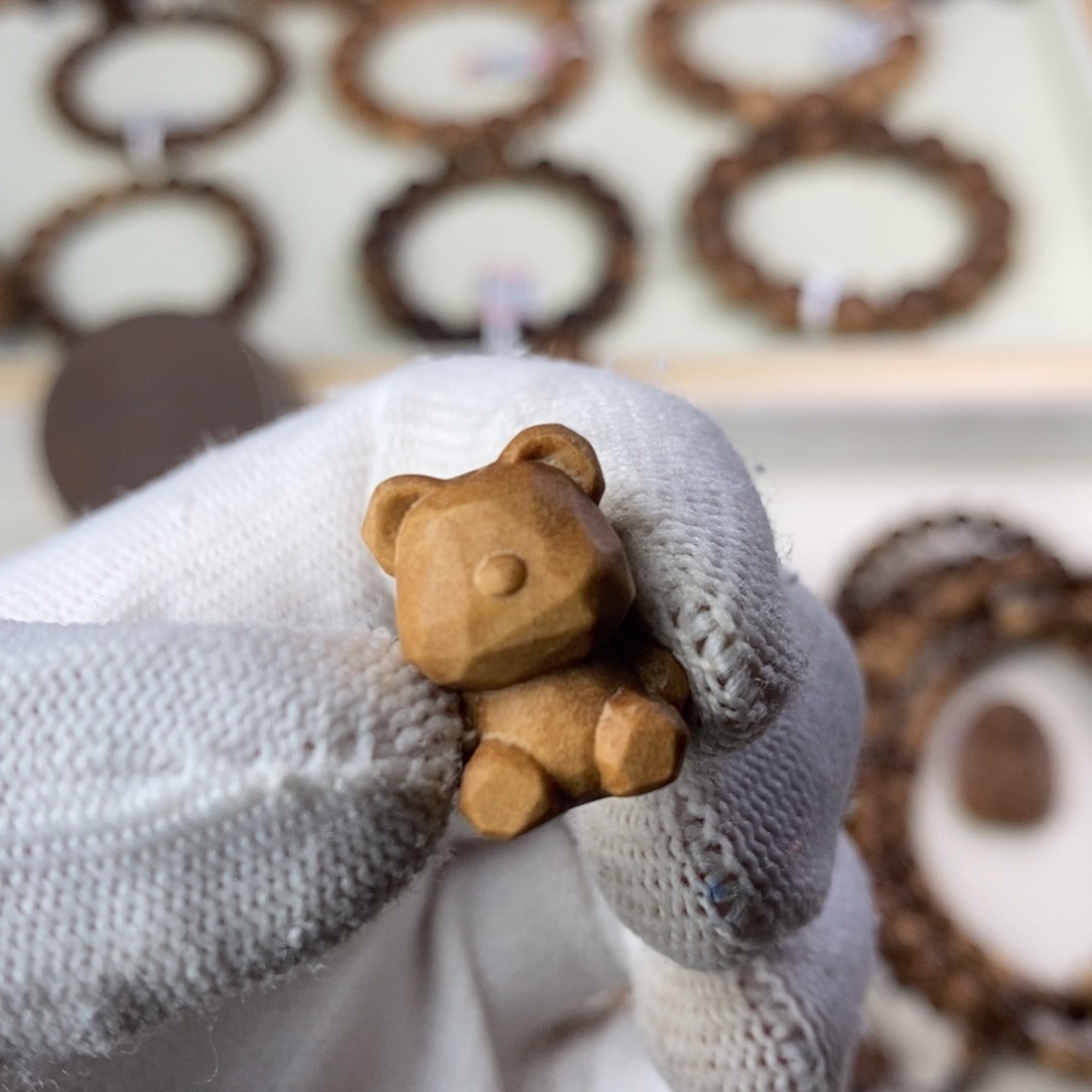 檀香木散珠印度迈索尔老山檀1.8钻切小熊微瑕