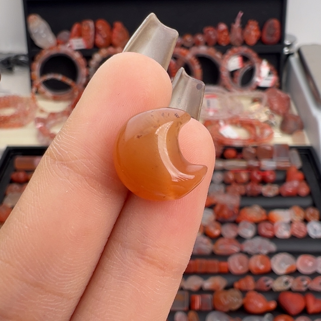 南红玛瑙未镶嵌颈饰月亮