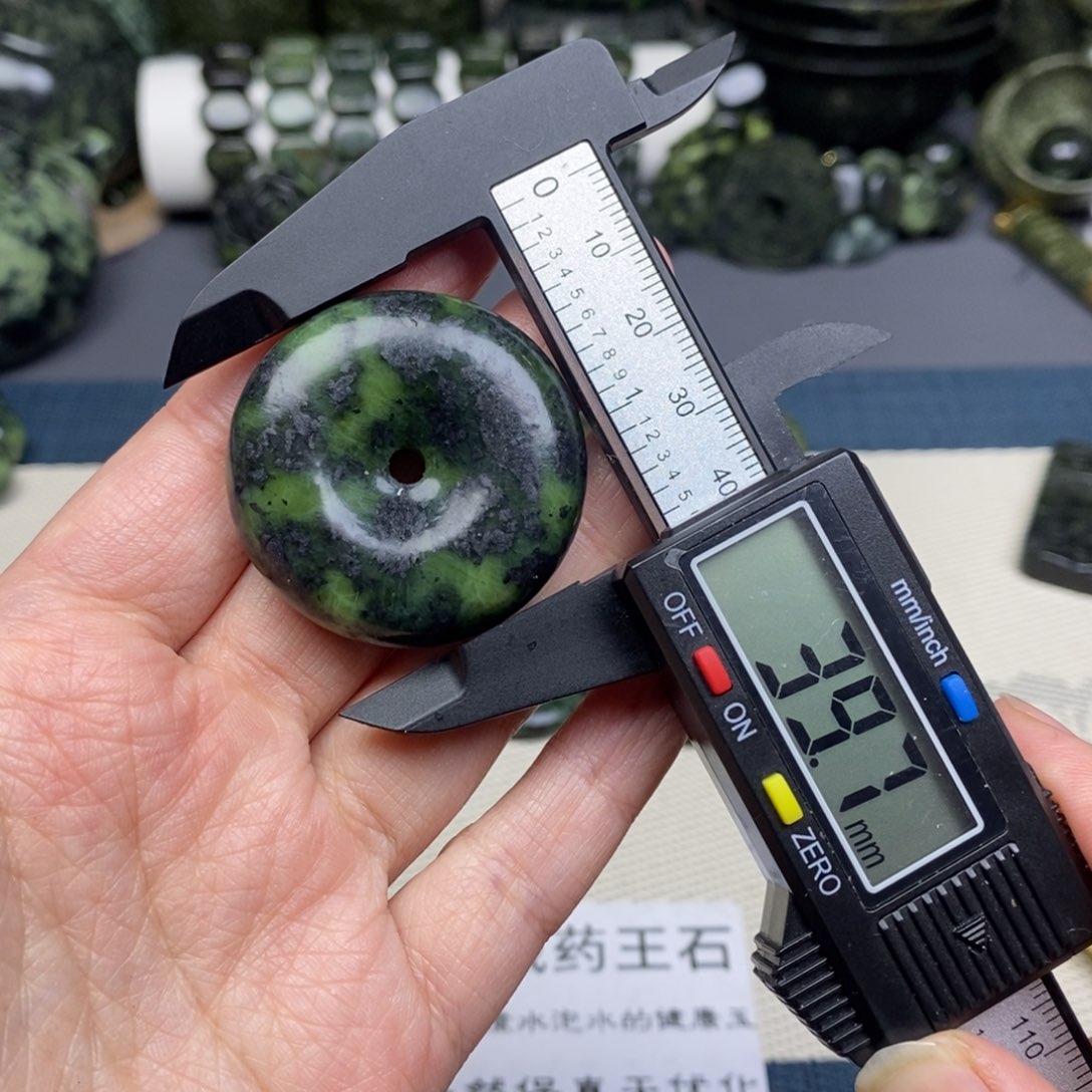 蛇纹石玉颈饰未镶嵌一***茶高冰面包扣