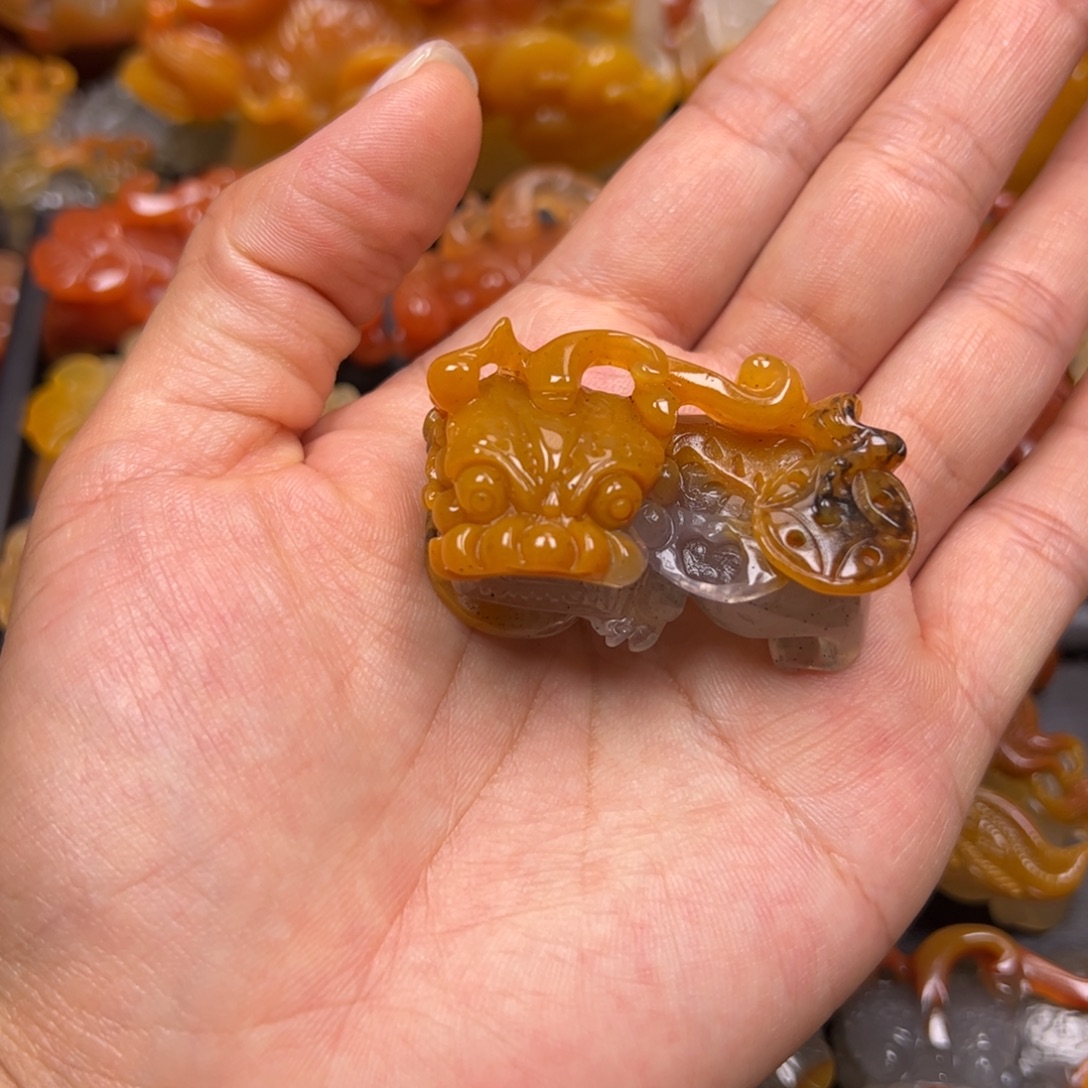 未镶嵌石英质玉（黄龙玉）颈饰