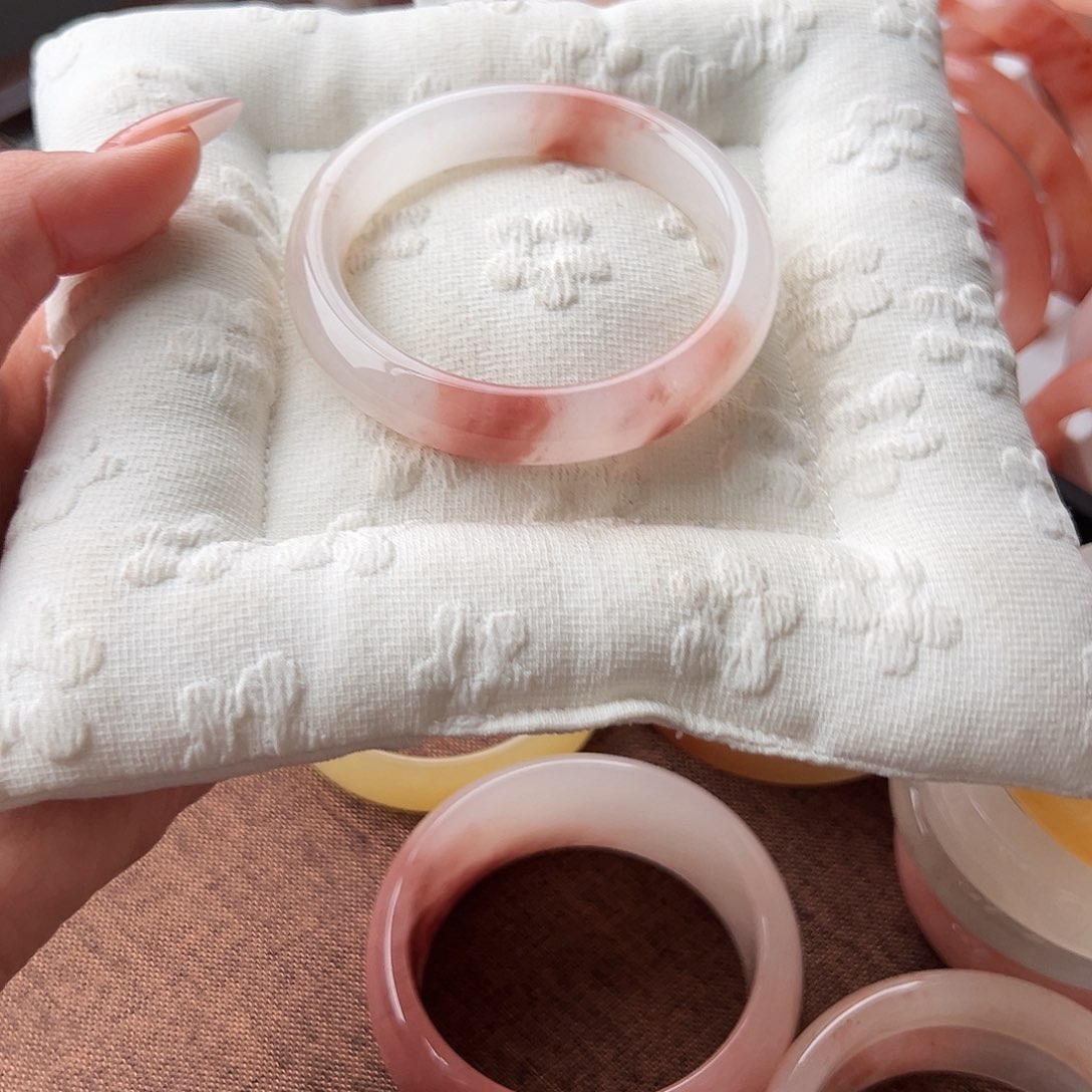 南***山石英岩玉未镶嵌手镯