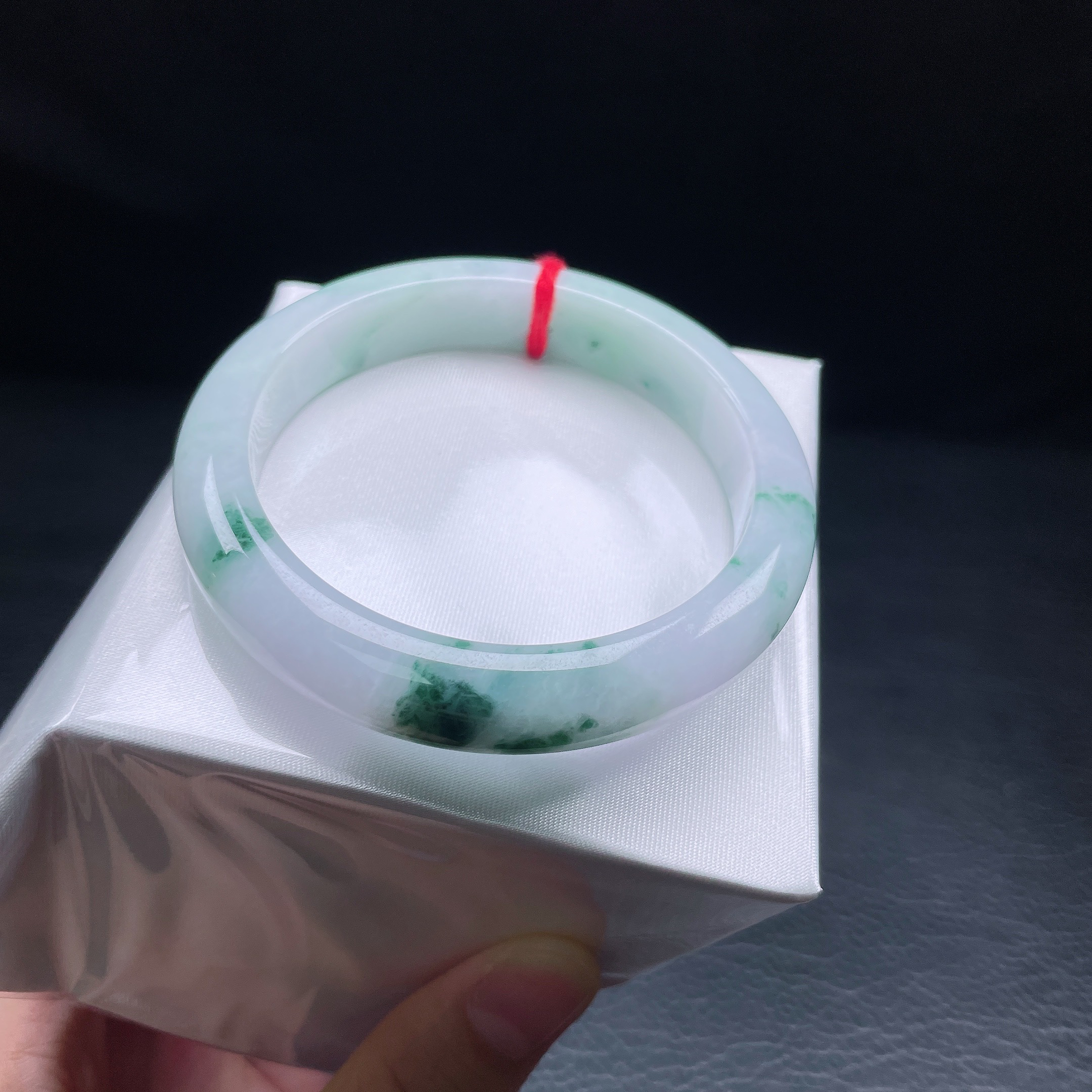 55圈糯化飘花宽边手镯 有纹裂