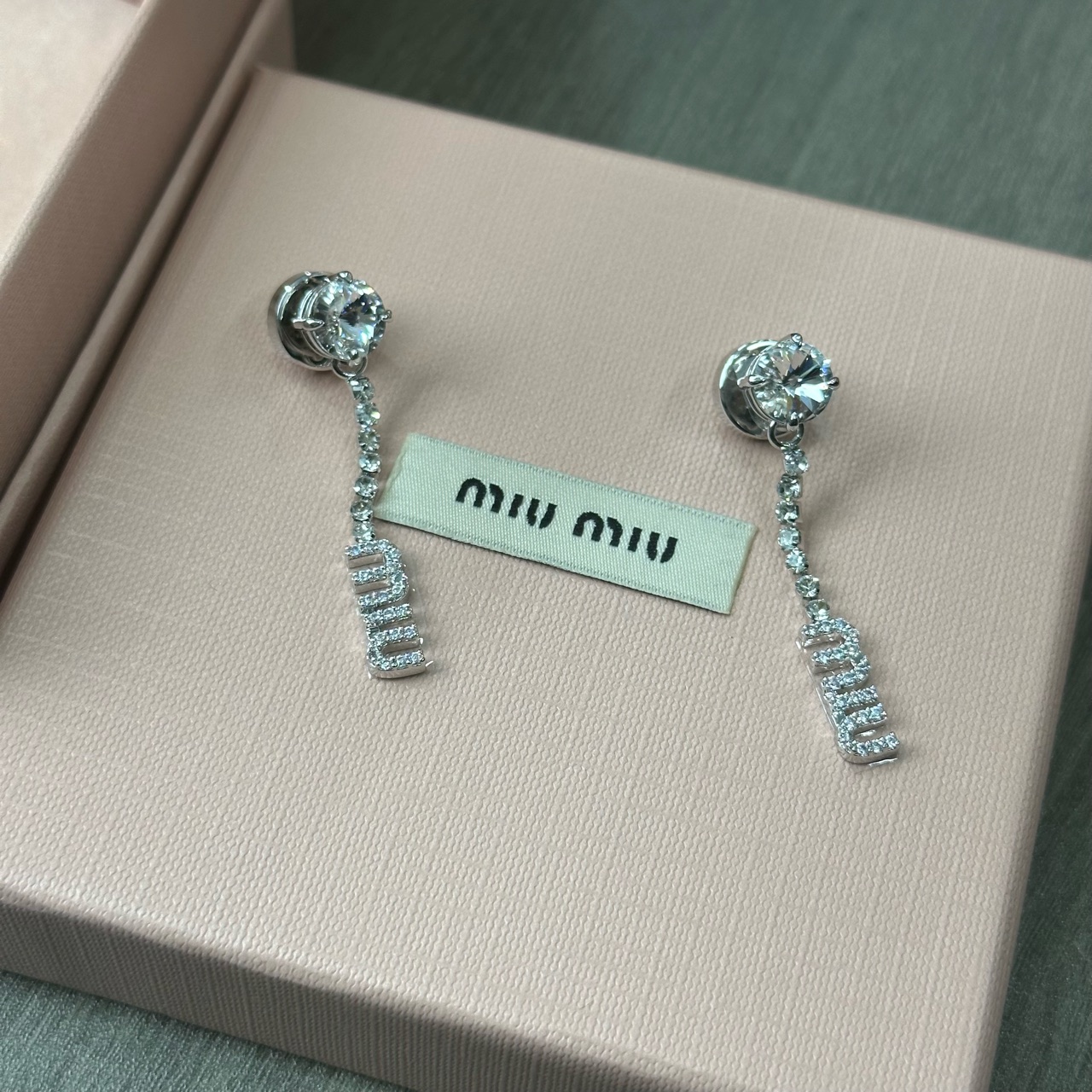 全新未使用 MIU MIU/缪缪 银色满钻字母吊坠耳钉