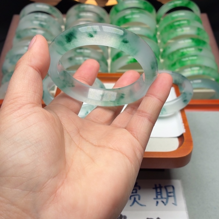 滄***石英质玉未镶嵌手镯