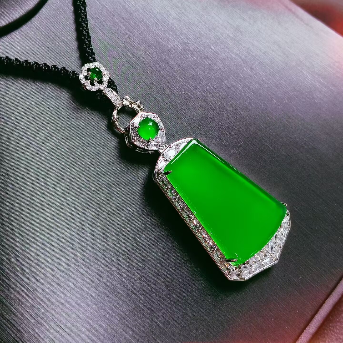 高档豪华镶嵌正阳绿玛瑙玉髓无事牌吊坠百搭毛衣链男女款方牌挂件