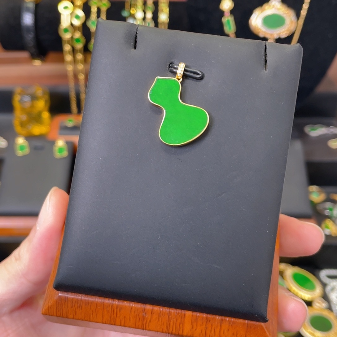 翡翠18K金镶嵌吊坠(赠链)