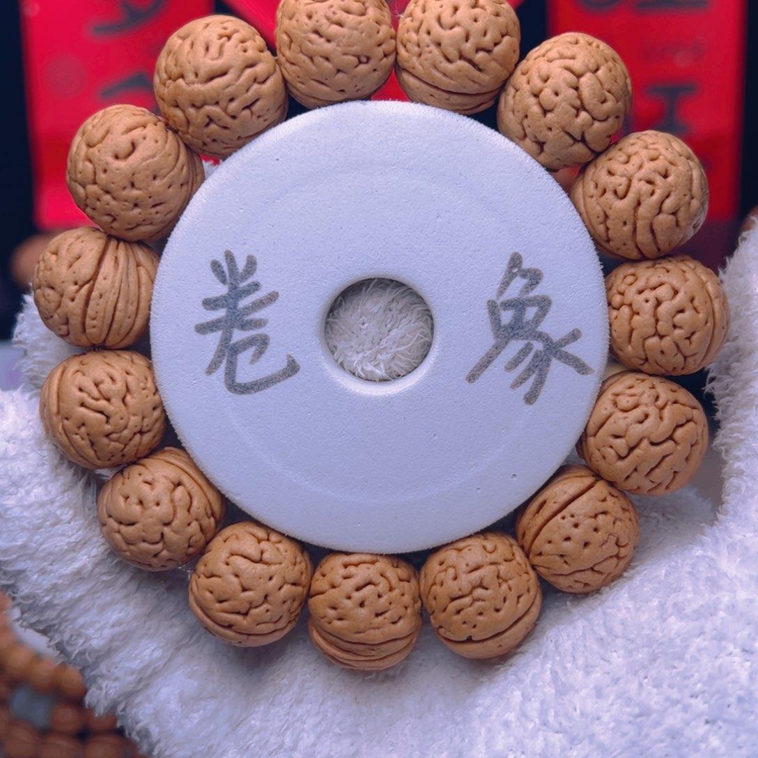 桃核手串1.9加盘锦大肌肉