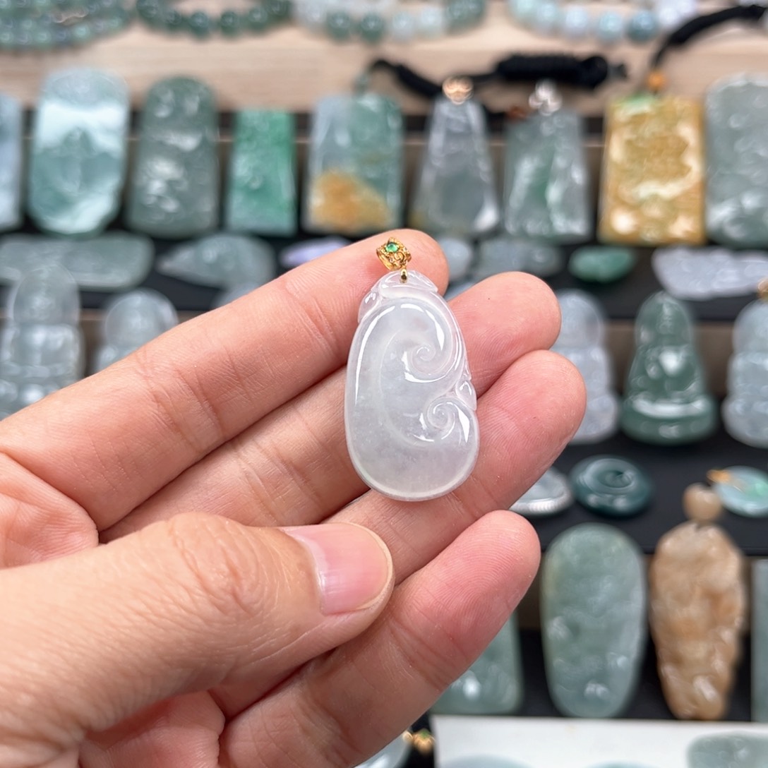 翡翠颈饰18K金镶嵌如意