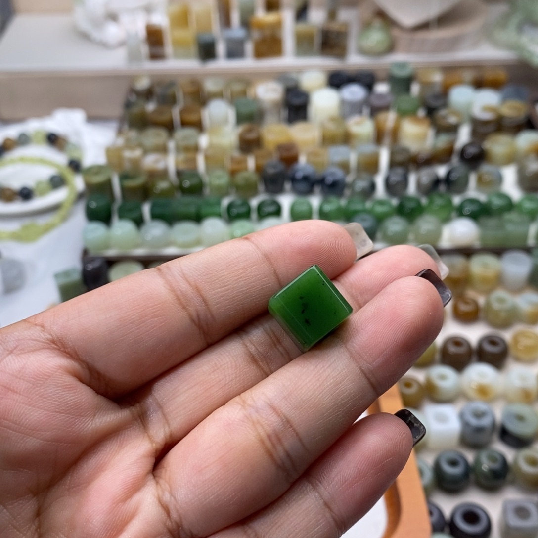 T***）和田玉未镶嵌颈饰买断不退换