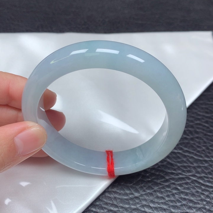 翡翠手镯未镶嵌。