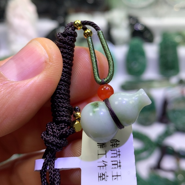 徒***色独山玉未镶嵌颈饰