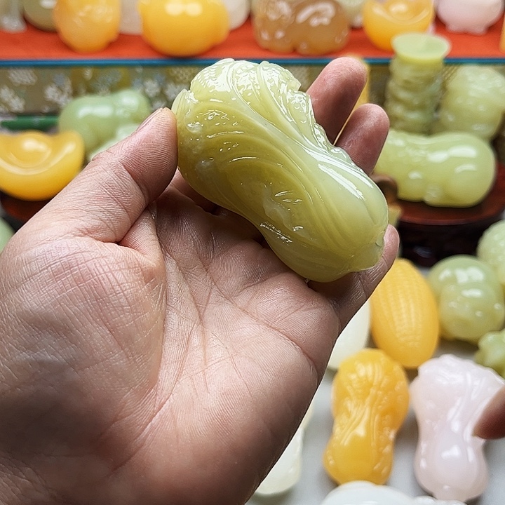 依***。石材白菜手把摆件