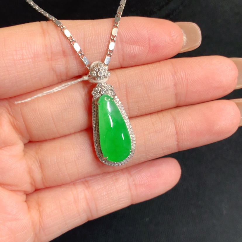 【闪购商品】颈饰18K金镶嵌翡翠特色戒面