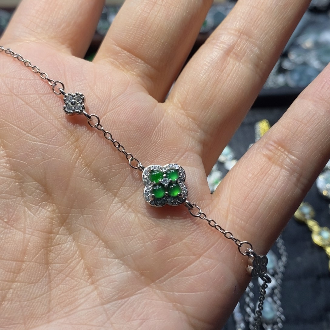 大***女翡翠未镶嵌颈饰翡翠