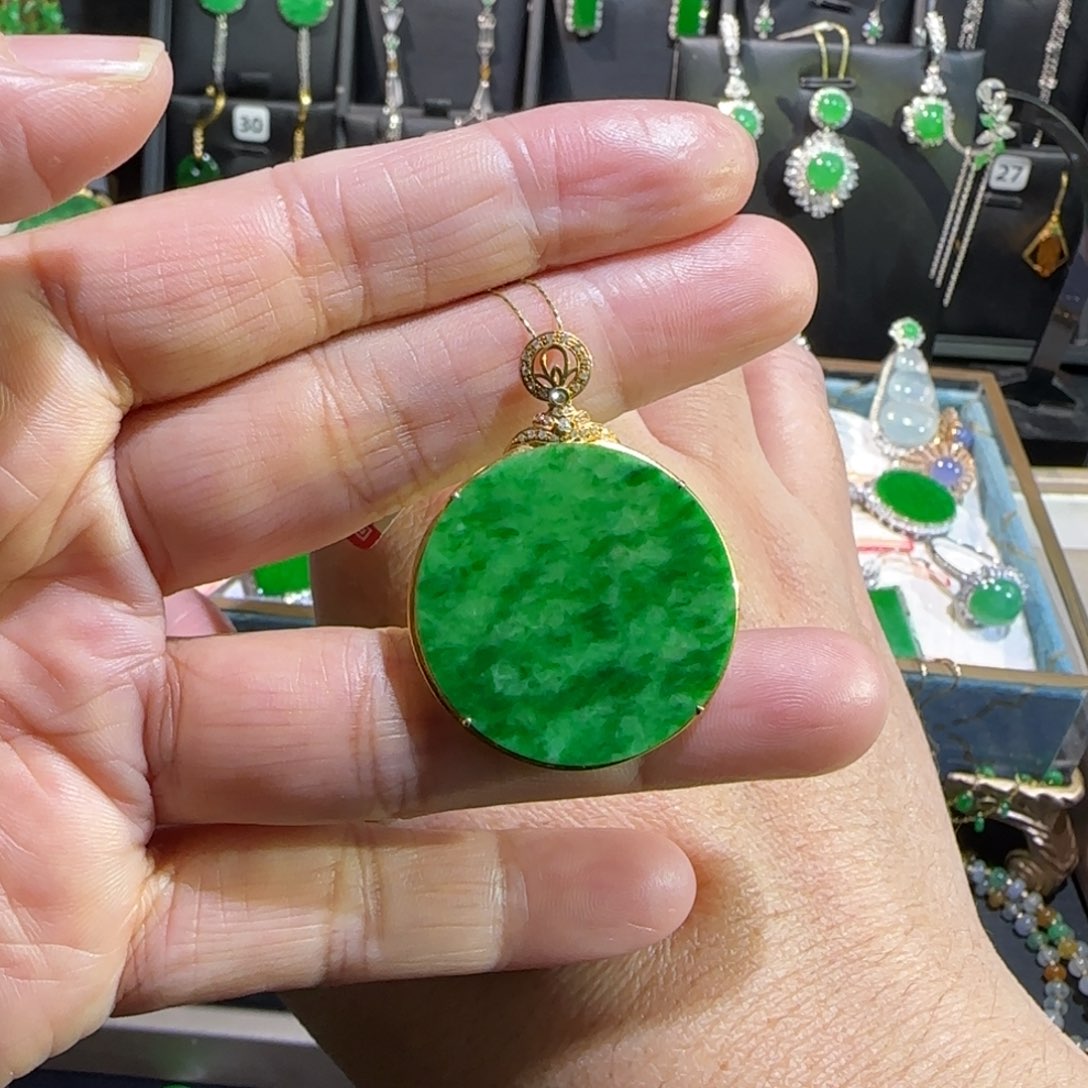翡翠18K金镶嵌颈饰吊坠