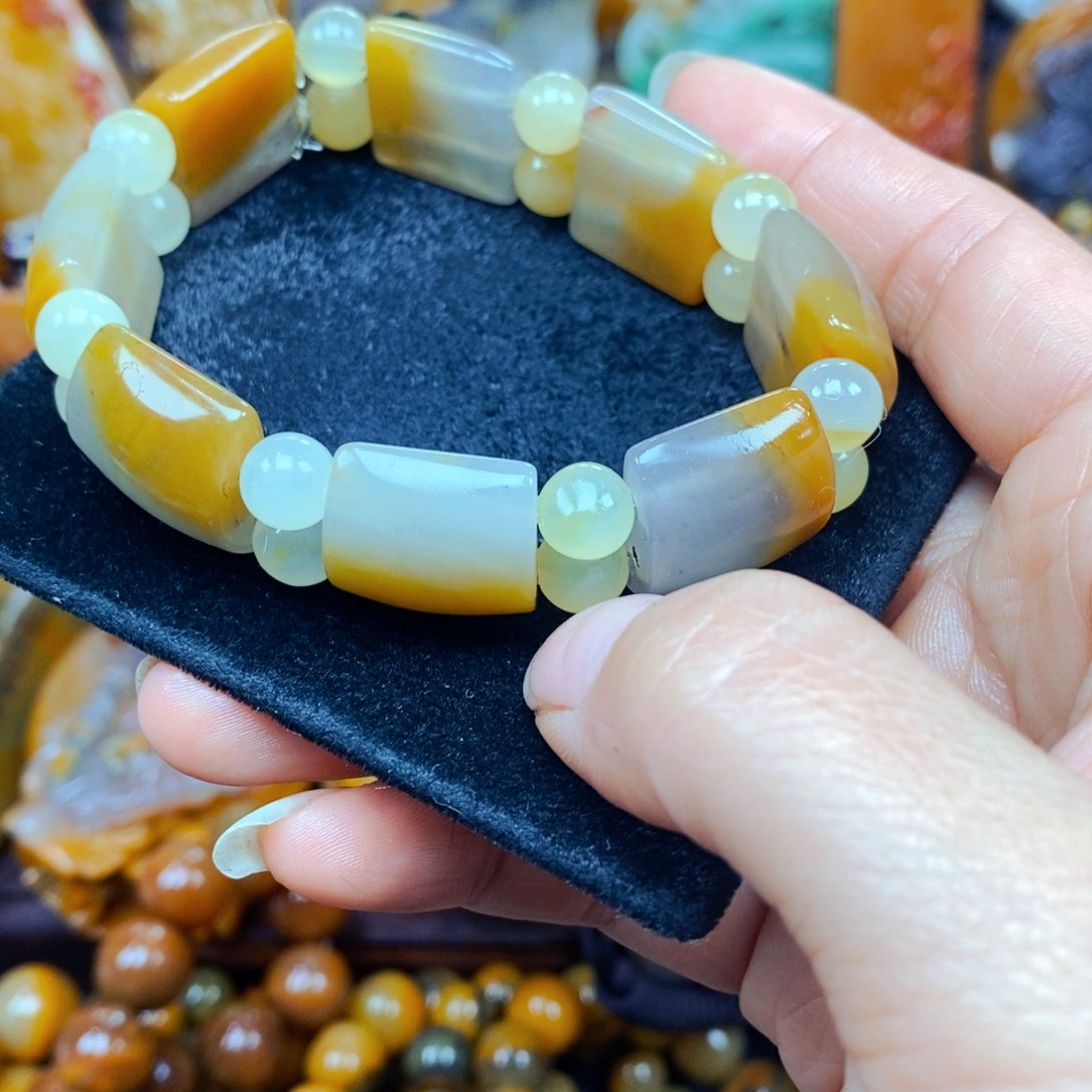 未镶嵌石英质玉（黄龙玉）颈饰