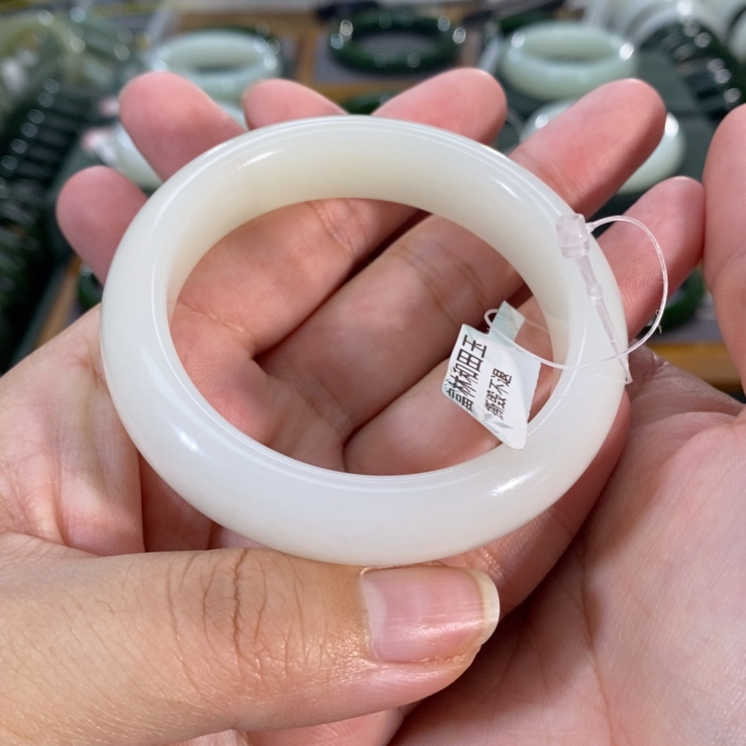 和田玉手镯未镶嵌