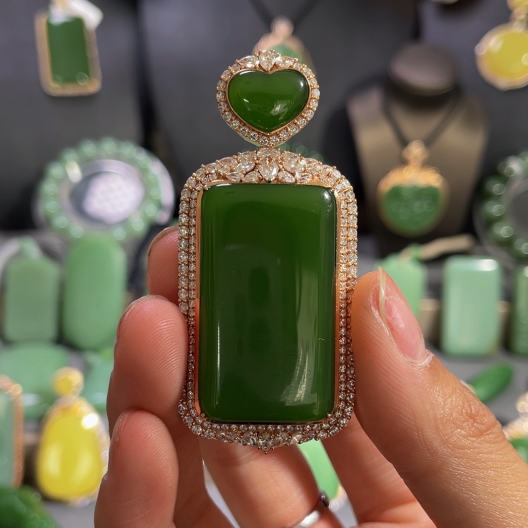 颈饰18K金镶嵌和田玉辣绿冰底起荧光无事牌