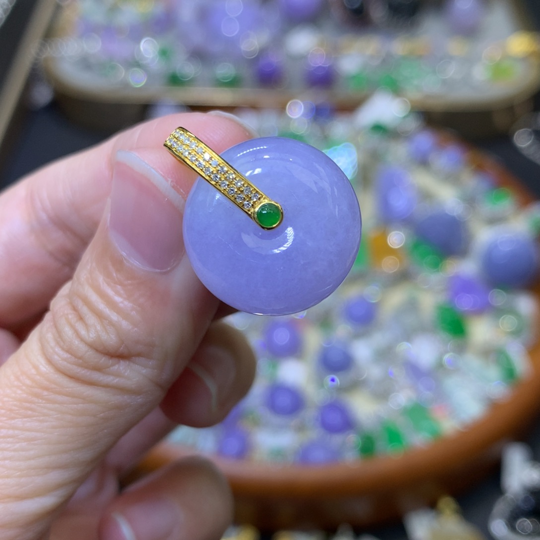 颈饰18K金镶嵌翡翠