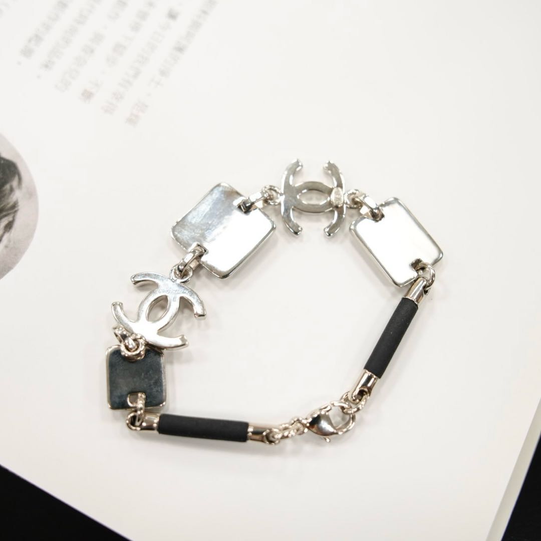 Chanel银色方块手链