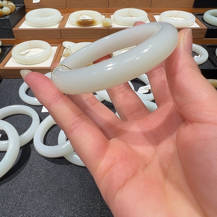 和田玉未镶嵌手镯