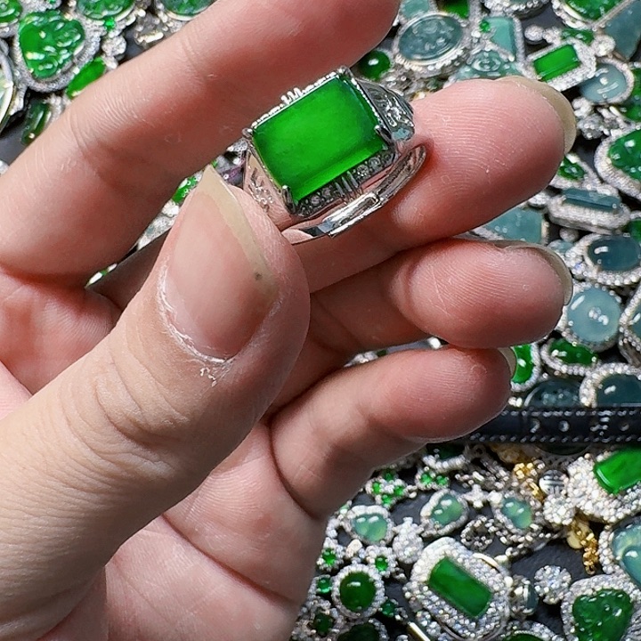 翡翠颈饰未镶嵌天然A货翡翠放漏