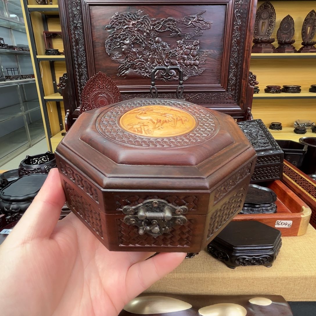 交趾黄檀（大红酸枝）雕花盒子直径14/高6厘米