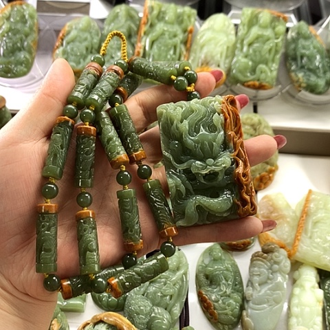 远***客和田玉未镶嵌挂件