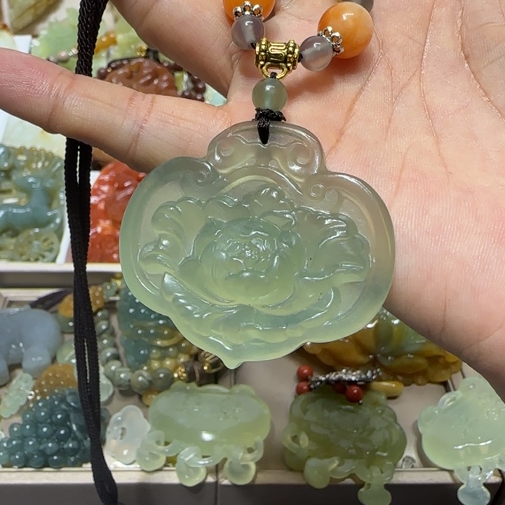 蛇纹石玉吊坠未镶嵌