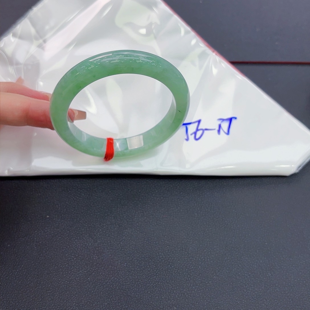 翡翠手镯未镶嵌手镯