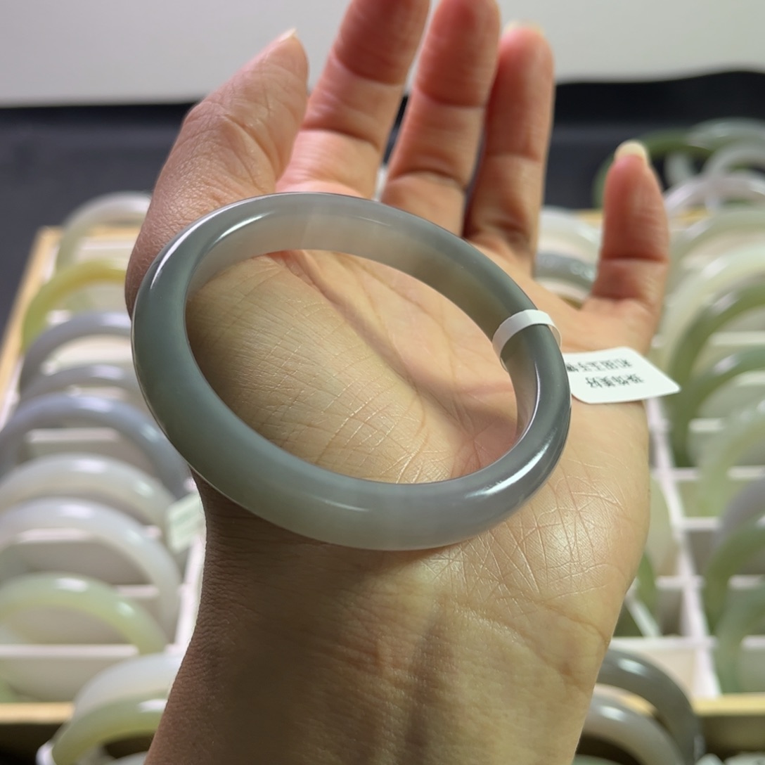 和田玉手镯53圈口未镶嵌