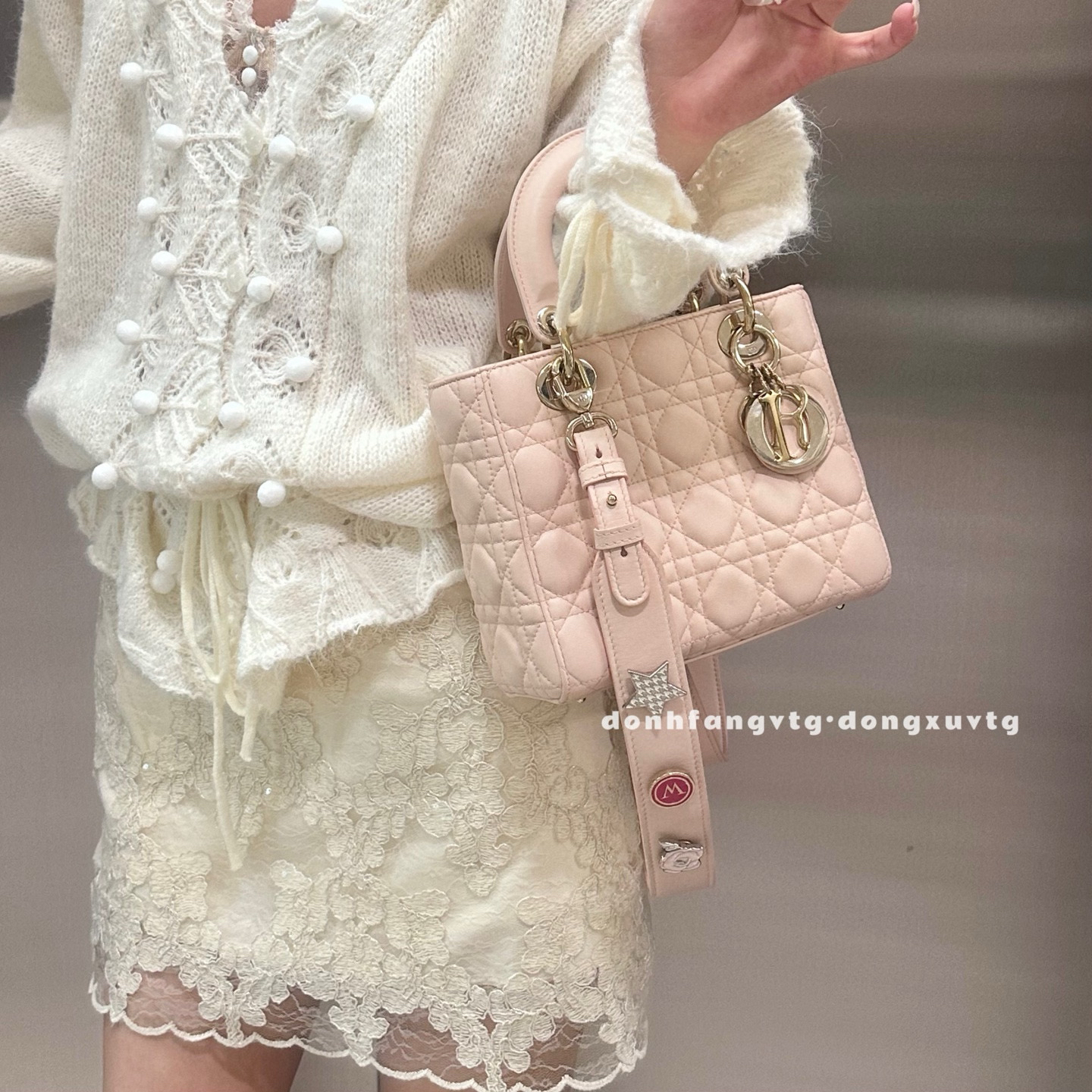 95新 DIOR/迪奥 dior 粉色四格戴妃徽章肩带斜挎包