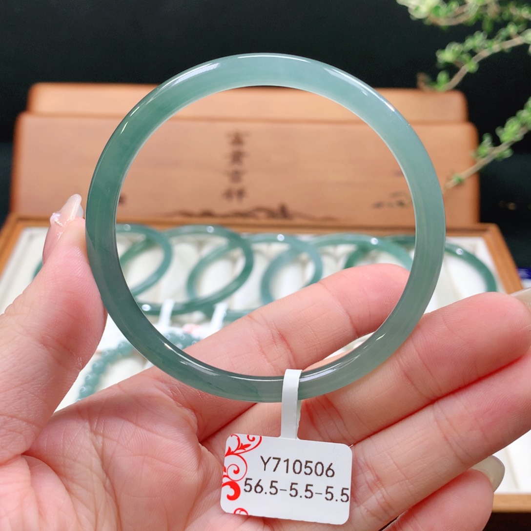 翡翠手镯未镶嵌天然