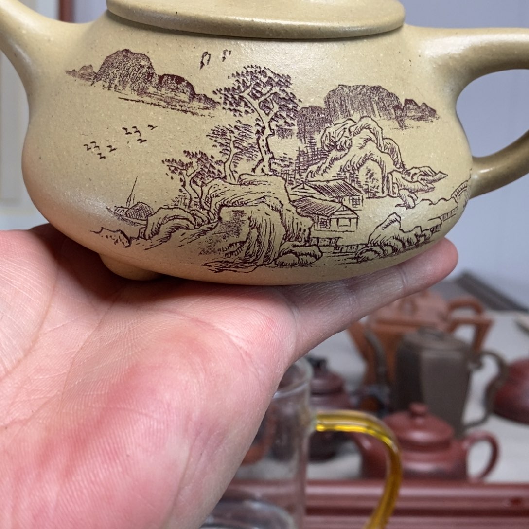 紫砂茶壶随**洋原矿泥料传统工艺制作