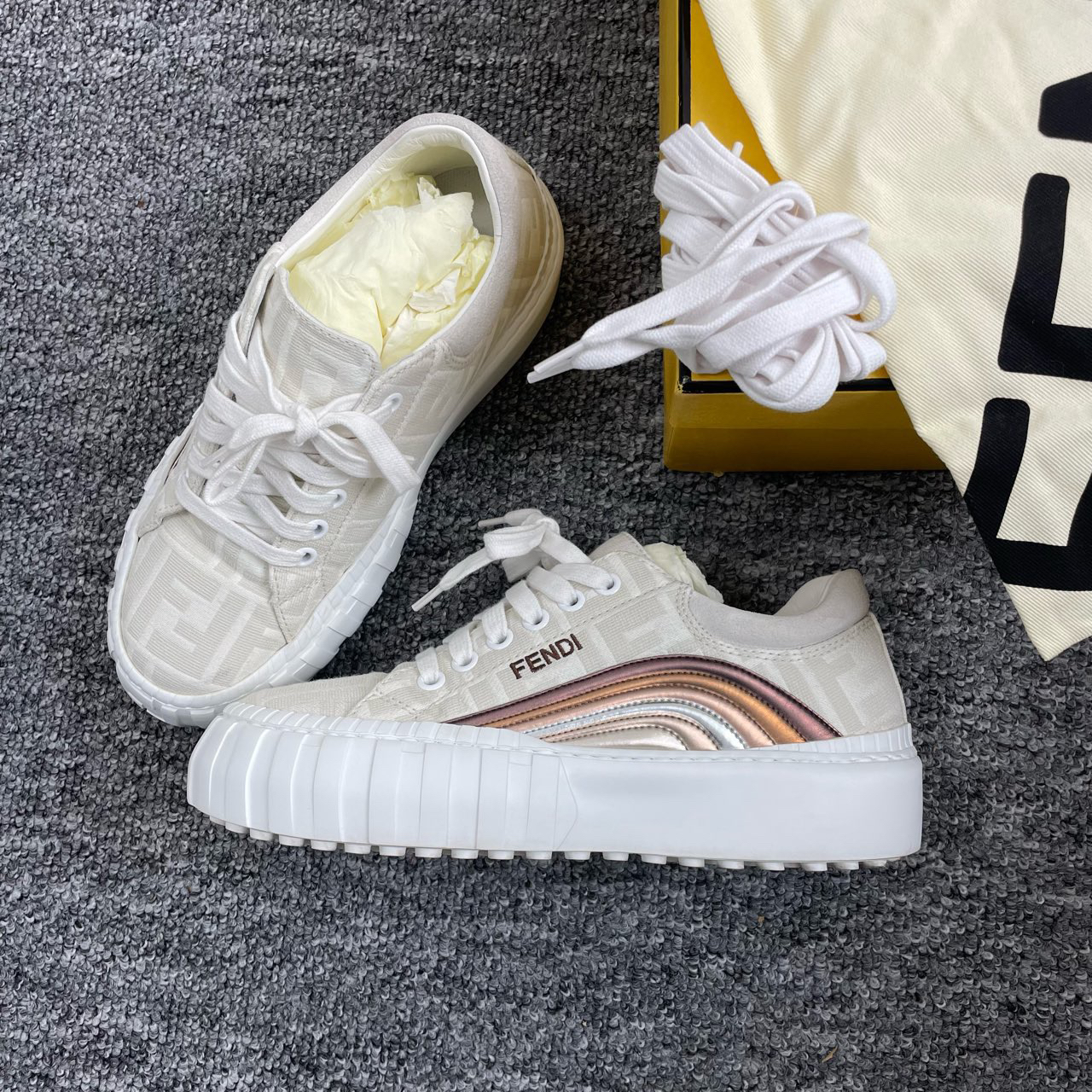 95新 FENDI/芬迪 36.5码/满logo白色厚底运动鞋/6321