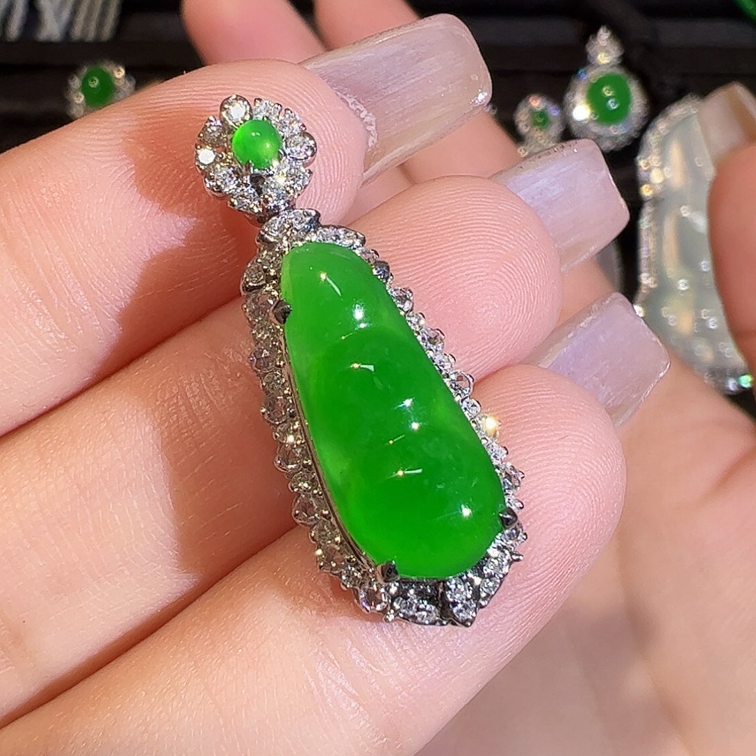 翡翠颈饰18K金镶嵌福豆