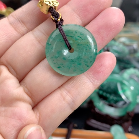 石英质玉颈饰未镶嵌