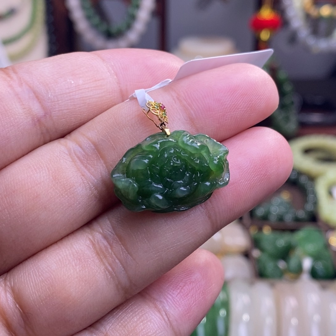 和田玉收藏级碧玉高冰菠菜绿金镶牡丹花未镶嵌